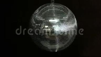 迪斯科球镜自旋PAL。 迪斯科球旋转和闪闪发光，因为它旋转在一个完美的循环。 无缝环。 阿尔法